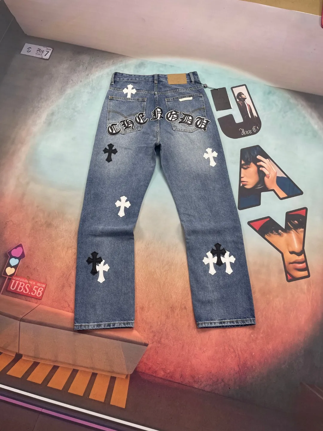 🅿️290 🔘Style number-KL163 🔘Croxin 𝐂𝐡𝐫𝐨𝐦𝐞 𝐇𝐞𝐚𝐫𝐭 city limited Sanskrit cross patch leather jeans* This Croxin city limited series of jeans is a very popular limited edition in the fashion circle! It is made of classic blue denim, which has a great texture, is crisp and soft, and is extremely durable. The colorful crosses and letter patterns on the pants are so eye-catching. The crosses are available in blue and white, and are presented through exquisite craftsmanship. They have a strong three-dimensional effect and the colors are not easy to fade. The letter pattern is exquisite and paired with the cross, it is full of fashion. In terms of production technology, Croxin has always pursued perfection. The wiring is neat, the hardware accessories are customized, and the buttons, zippers, etc. all have Croxin's signature details, giving it a full sense of luxury. The straight version doesn't matter the shape of your legs. It looks good on both thick and thin legs, and it's super versatile. The matching suggestions are as follows: Street fashion style: Wear a loose white hooded sweatshirt on the upper body, a black Crow Heart leather jacket, black high-top Converse or Martin boots, and then put on a Crow Heart silver necklace or ring to look cool and handsome. Casual fashion style: Pair with a solid-color short-sleeved T-shirt, such as black, white and gray, which looks great. Wear white Nike sneakers and carry a heart-shaped crossbody bag. It is comfortable and fashionable for daily outings. Retro personality style: Wear a floral shirt tucked into the waistband, and pair with retro western boots or designer dad shoes to easily create a retro personality atmosphere. These pants are fashionable and versatile. They can also be worn as a couple's style. They are so eye-catching when out on the street! Trend lovers don’t miss it!  Size: S M L XL (28.30.32.34) Color: Blue